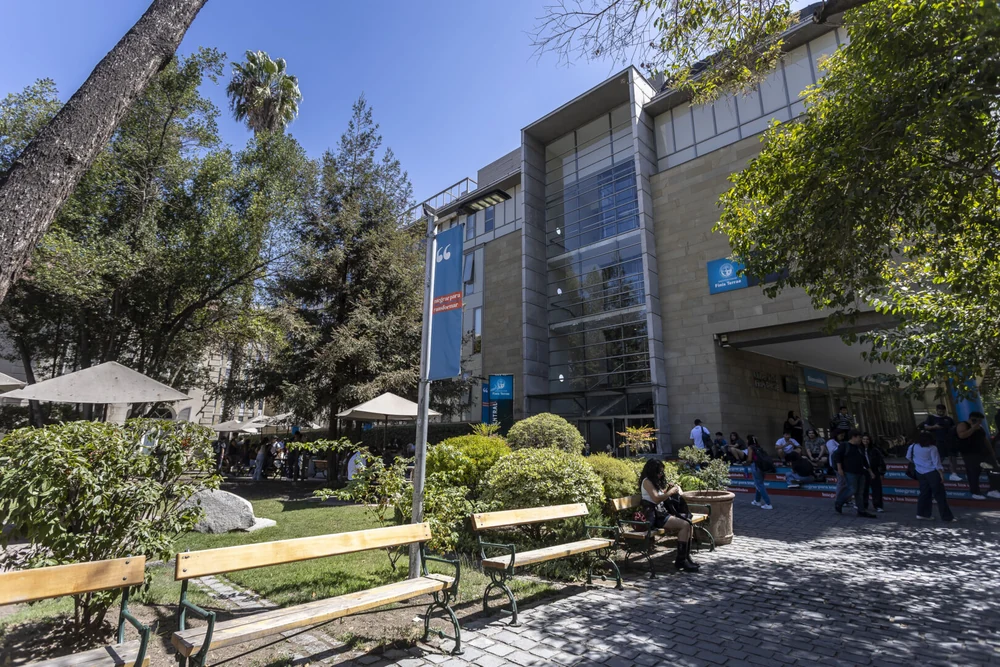 Finis Terrae University logo